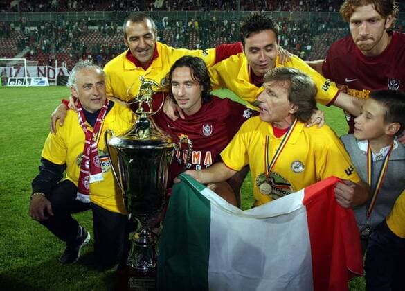15.05.2010 Cluj-Napoca(Romania), CFR Cluj 1907 - FC International Curtea de Arges, Liga 1, Andrea Mandorlini (L), CFR Cluj coach, Roberto Bordin (2L) assistant coach, Felice Piccolo (3L), Roberto De Zerbi (4L up), Enrico Nicolini (4L down) assistant coach and Davide Bottone (Right up) possing with Romanian league champions trophy and Italian flag : o0 Jubel, Freude Fahne, Landesfahne Pokal, Trophäe Objekte