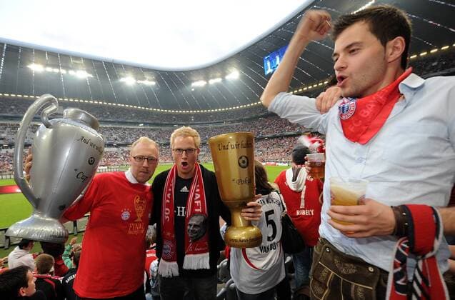 FUSSBALL CHAMPIONS LEAGUE SAISON 2009 2010 Public Viewing in der Allianz Arena in München, FC Bayern München, Fans mit DFB und Champions League Pokal Attrappen - o0 Attrappe, Kopie, Imitat, Nachbildung, Fan, Fußballfan, Publikum, Objekte,