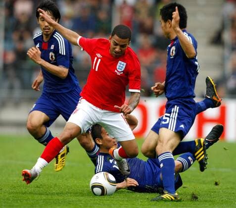 FUSSBALL - Graz, Vorberichte, IFCS Trainingslager, Vorbereitung, Vorbereitungsspiel, Freundschaftsspiel, Laenderspiel, Japan vs England. Bild zeigt Aaron Lennon (England, 2.v.li.), Yasuyuki Konno (JPN, re.), Yujiki Abe (li.) und Makoto Hasebe (JPN).