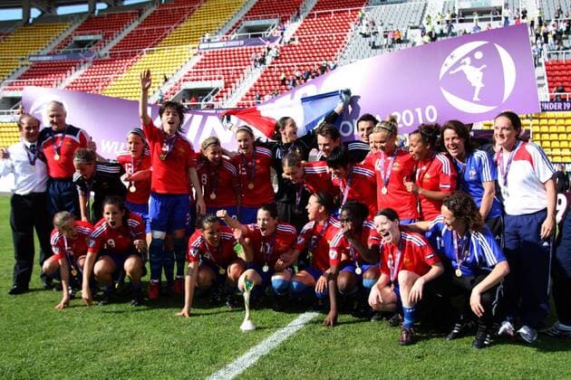 05.06.2010 Skopje, France vs. England, women s U19 European football championship final: France U19 women s football team with European champions trophy.From left to right up:Gerard Capello ( chief delegation),Jean-Michel Degrange (2L) head coach,Solene Chauvet,Melissa Godart,Caroline La Villa,Camille Catala,Cindy Barthet,Leatitia Philippe,Adeline Rousseau,Rose Lavaud,Marion Torrent,Ines Jaurena,Sandrine Roux(goalkeeper coach) Down:Amelie Barbetta,Pauline Crammer,Kelly Gadea,Solene Barbance,Lea Rubio,Marina Makanza,Anaig Buttel and Lydie Charrier(r) assistant coach - o0 Jubel Freude Totale Sieg, Sieger,