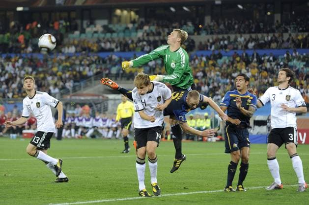 Parade von Torwart Manuel NEUER (Mitte, GER), unten von links Thomas MUELLER, GER, Holger BADSTUBER, GER, Craig MOORE, Australien, Tim CAHILL, Australien, und Arne FRIEDRICH, GER, Aktion, Vorrunde, Vorrundenspiel Gruppe D Deutschland (GER) - Australien 4:0 am 13.06.2010 in Durban DFB
