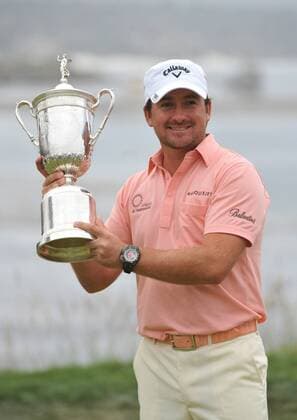 Graeme McDowell of Northern Ireland holds the U.S. Open trophy after winning the 110th U.S. Open in Pebble Beach, California on June 20, 2010. McDowell shot 3-over par for the day to finish even for the tournament with a 284. PBP20100620330 o0 PGA Tour, Mc Dowell, Jubel, Freude, Sieg, Sieger, Siegerehrung, Pokal, Trophäe, Objekte