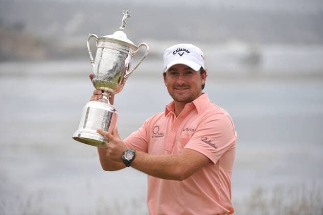 Graeme McDowell of Northern Ireland holds the U.S. Open trophy after winning the 110th U.S. Open in Pebble Beach, California on June 20, 2010. McDowell shot 3-over par for the day to finish even for the tournament with a 284. PBP20100620331 o0 PGA Tour, Mc Dowell, Jubel, Freude, Sieg, Sieger, Siegerehrung, Pokal, Trophäe, Objekte