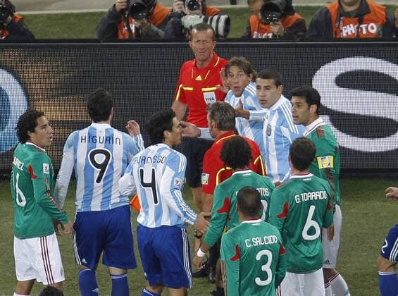 Linienrichter Stefano Ayroldi (hint.) und Schiedsrichter Roberto Rosetti (beide Italien) sehen sich nach dem gegebenen Abseitstor Protesten gegenüber, u.a. mit Rafael Marquez (re.), Efrain Juarez (li., beide Mexiko), Gonzalo Higuain (2.v.li.), Nicolas Burdisso (Mitte), Gabriel Heinze (3.v.re.) und Nicolas Otamendi (2.v.re., alle Argentinien). x(134)xRodolfoxBuhrerx xLaxImagemx (997) o0 Rudelbildung, Rudel, Diskussion, Abseitstor, reklamieren, beschweren, meckern, Spannung,