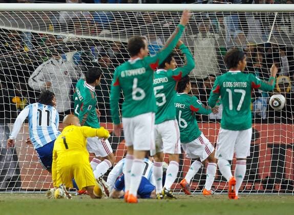 FUSSBALL - FIFA WM 2010, ARG vs MEX JOHANNESBURG, Achtelfinale, Länderspiel, Argentinien vs Mexiko. V.li.: Carlos Tevez (ARG, li.) trifft zum 1:0, Oscar Perez, Francisco Rodriguez, Gerardo Torrado, Ricardo Osorio und Giovani Dos Santos (MEX, alle Mexiko) reklamieren Abseits. Keywords: Tor. o0 Abseitstor