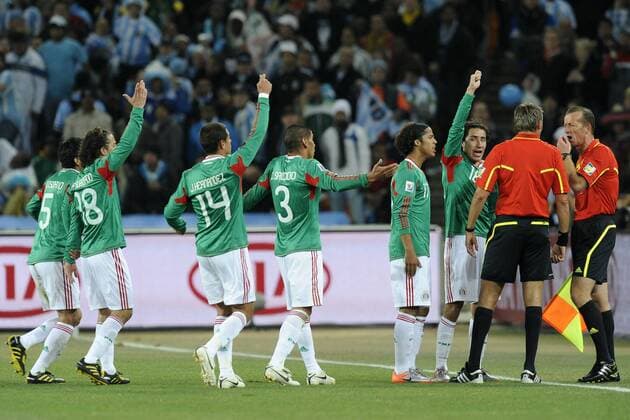 Johannesburg - Argentinien - Mexiko - Schiedsrichter Roberto Rosetti (2.v.re.) und Linienrichter Stefan Ayroldi (beide Italien) sehen sich mit den Protesten mexikanischer Spieler konfrontiert, v.re.: Efrain Juarez, Giovani dos Santos, Carlos Salcido, Javier Chicharito Hernandez, Andres Guardado und Ricardo Osorio o0 reklamieren, beschweren, meckern, Abseitstor, Abseits, Diskussion, pessimistisch