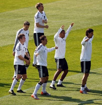 FUSSBALL - FIFA WM 2010, GER, Training PRETORIA,01.JUL.10 - FUSSBALL - FIFA Weltmeisterschaft 2010, Nationalteam Deutschland, Training. V.li. Toni Kroos, Marcell Jansen, Per Mertesacker, Miroslav Klose, Dennis Aogo, Sami Khedira