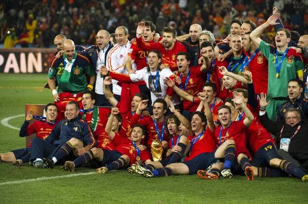 Spanien ist Weltmeister, vorn v.li.: Pedro Rodriguez, x, Sergio Busquets, David Silva, Xabi Alonso, Jesus Navas, Cesc Fabregas, Carles Puyol, Xavi Hernandez, Joan Capdevila, David Villa, Andres Iniesta, Juan Manuel Mata, Fernando Llorente; hint.: Pepe Reina, x, x, Javier Martinez, Sergio Ramos, Gerard Pique, Alvaro Arbeloa, Raul Albiol, Victor Valdes, Carlos Marchena und Iker Casillas. (013825) o0 Jubel, Freude, Pokal, Trophäe, Objekte, Weltpokal, Totale, Jose Manuel, Pedrito Javi