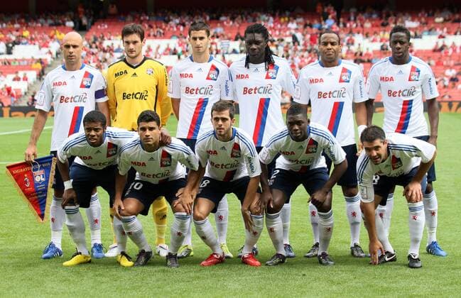 Mannschaftsbild Olympique Lyon hi.v.li.: Cris, Torwart Hugo Lloris, Maxime Gonalons, Bafetimbi Gomis, Jimmy Briand und Aly Cissokho, vorn v.li.: Michel Bastos, Ederson, Miralem Pjanic, Lamine Gassama und Jeremy Toulalan - Emirates Cup - EDITORIAL USE ONLY. No use with unauthorised audio, video, data, fixture lists, club league logos or live services. Online in-match use limited to 120 images, no video emulation. No use in betting, games or single club league player publications.