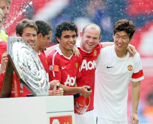 Manchester United s (L-R): Michael Owen, Javier Chicharito Hernandez, Fabio, Wayne Rooney and Ji Sung Park smile with the Charity Shield - Community Shield, FC Chelsea (blue) vs. Manchester United (red) 8th August, 2010 EDITORIAL USE ONLY. No use with unauthorised audio, video, data, fixture lists, club league logos or live services. Online in-match use limited to 120 images, no video emulation. No use in betting, games or single club league player publications. o0 Manu Sieg Siegerehrung Pokal Trophäe Objekte Jubel Freude