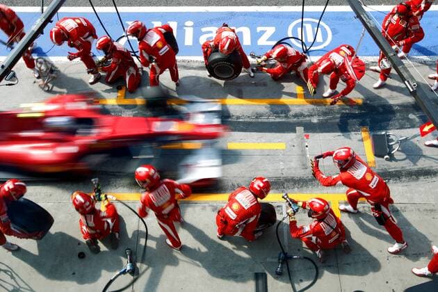 FORMEL 1 - GP von Italien MONZA,ITALIEN,12.SEP.10 - MOTORSPORT, FORMEL 1 - Grand Prix von Italien, Autodromo Nazionale. Bild zeigt ein Feature mit Fernando Alonso (ESP Ferrari) beim Boxenstopp. o0 Boxenstop, pit stop, Stopp, Mechaniker, Techniker, Boxencrew,