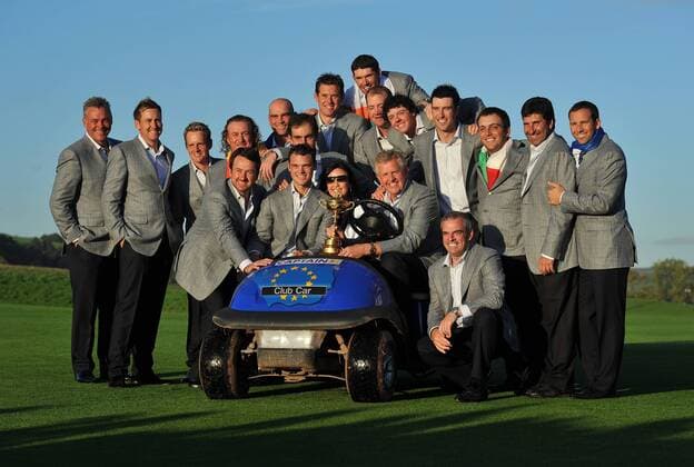 Golf - Ryder Cup 2010 - The Europe team pose with the Ryder Cup trophy at Celtic Manor, Newport L-R Darren Clarke, Ian Poulter, Luke Donald,Miguel Angel Jimenez, Thomas Björn, Edoardo Molinari, Lee Westwood, Padraig Harrington, Peter Hanson, Rory McIlroy, Ross Fisher,Francesco Molinari, Jose Maria Olazabal, Sergio Garcia, front row L-R Graeme McDowell , Martin Kaymer, Montgomeries wife Gaynor and Captain Colin Montgomerie, Paul McGinley o0 Mc Dowell Nordirland Ilroy Mc Frau Familie Objekte
