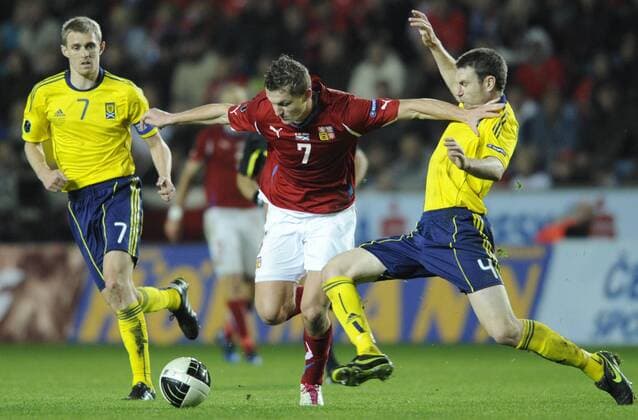 Czech national soccer team player Tomas Necid, center, Darren Fletcher, left, and Stephen McManus, right, of Scotland fight for the ball during the Euro Group I qualifying soccer match Czech Republic vs Scotland in Prague, Czech Republic, on Friday, October 8, 2010. The Czech football team beat Scotland 1-0. (CTKxPhoto MichalxKamaryt) CTKPhoto2201010081145801