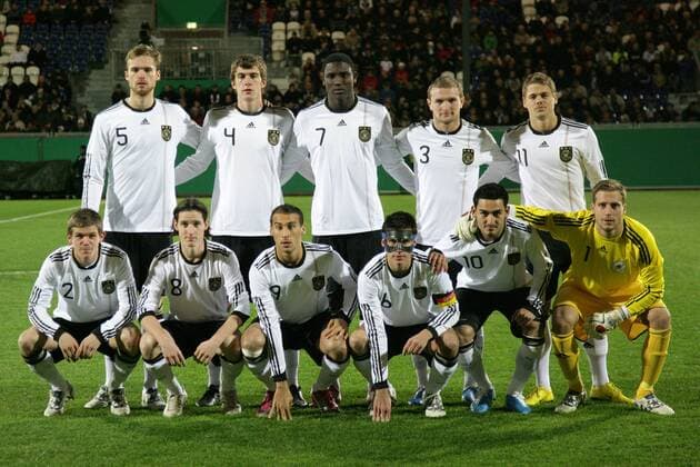16.11.2010, U 21-Länderspiel Deutschland - Mannschaftsfoto hi.v.li: Jan Kirchhoff, Stefan Bell, Peniel Mlapa, Konstantin Rausch, Boris Vukcevic; vorn: Sebastian Jung, Sebastian Rudy, Cenk Tosun, Christoph Moritz, Ilkay Gündogan, Oliver Baumann