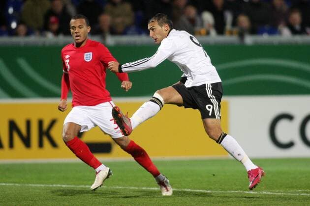 16.11.2010, U 21-Länderspiel Deutschland - England. Cenk Tosun (Deutschland, R), Ryan Bertrand (England).