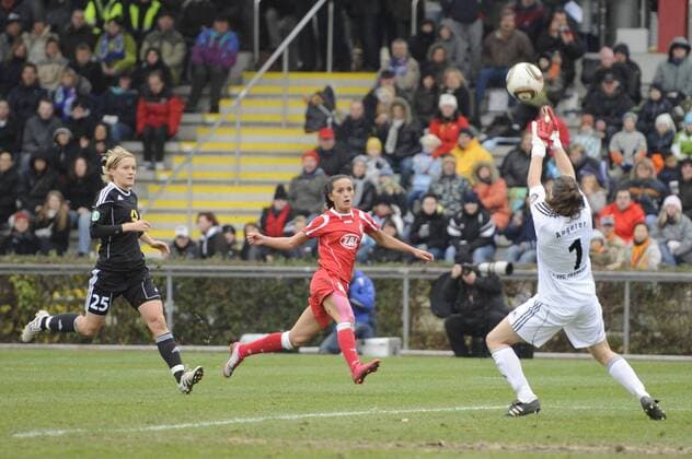 v.l.: Saskia Bartusiak (Frankfurt), Fatmire Bajramaj (Potsdam) und Nadine Angerer (Frankfurt), Grosschance, 1.FFC Frankfurt - 1.FFC Turbine Potsdam, Fußball, Frauen, Bundesliga, Saison 2010 2011, Frankfurt, 21.11.2010,
