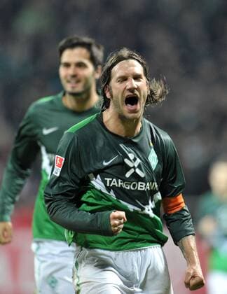 Fußball Bundesliga, 18. Spieltag, SV Werder Bremen (grün) - TSG 1899 Hoffenheim am Samstag (15.01.2011): Der Bremer Torsten Frings jubelt über sein Tor zum 2:1 in der Nachspielzeit.