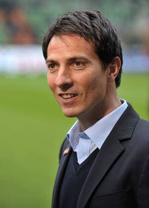 Fußball Bundesliga, 18. Spieltag, SV Werder Bremen (grün) - TSG 1899 Hoffenheim am Samstag (15.01.2011): Hoffenheims neuer Trainer Marco Pezzaiuoli vor Spielbegin.