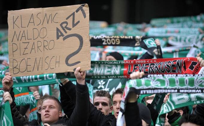 Fußball Bundesliga, 18. Spieltag, SV Werder Bremen (15.01.2011): Ein Werder Fan mit einem Plakat: Klasnic, Naldo, Pizarro, Boenisch, Arzt?