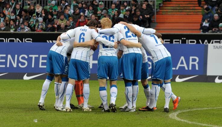 Fußball Bundesliga, 18. Spieltag, SV Werder Bremen (grün) - TSG 1899 Hoffenheim am Samstag (15.01.2011): Hoffenheims Spieler vor Spielbeginn im Kreis.