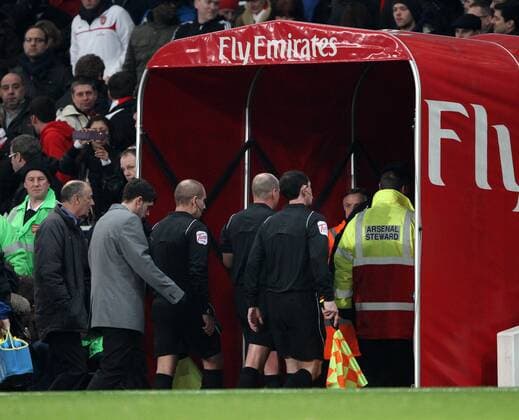 Referee Lee Mason walks in the tunnel at half time Barclays Premier League FC Arsenal v FC Everton 1st February, 2011 EDITORIAL USE ONLY. No use with unauthorised audio, video, data, fixture lists, club league logos or live services. Online in-match use limited to 120 images, no video emulation. No use in betting, games or single club league player publications. o0 London Sponsor, Werbepartner, Werbung, Wirtschaft, Fly Emirates