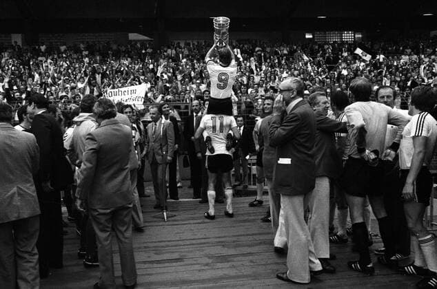 Eintracht Frankfurt ist DFB Pokalsieger 1974 1975: Jürgen Grabowski wird mit dem Pokal von Bernd Lorenz (beide Frankfurt) auf Schultern getragen, daneben Bernd Nickel (re.) und Trainer Dietrich Weise (2.v.re., beide Frankfurt). DFB Pokal Endspiel Saison 1974 1975 Eintracht Frankfurt gegen MSV Duisburg 1:0 am 21.06.1975 im Niedersachsenstadion in Hannover. o0 Pokalspiel, Pokalfinale, Pokalsieger, Siegerehrung, Pokal, Trophäe, Objekte, Jubel, Freude