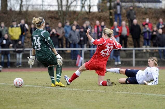 Petra Wimbersky (re., FCB) erzielt das Tor 2:3 gegen Anna Felicitas Sarholz (li., Potsdam), FC Bayern München - 1.FFC Turbine Potsdam, Fußball, Frauen, DFB-Pokal, Saison 2010 2011, München, 27.02.2010,