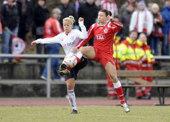 Vanessa Bürki (li., FCB) und Josephine Henning (re., Potsdam), FC Bayern München - 1.FFC Turbine Potsdam, Fußball, Frauen, DFB-Pokal, Saison 2010 2011, München, 27.02.2010,