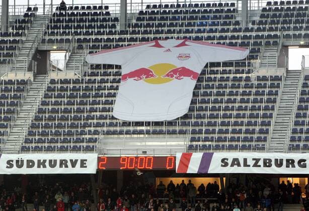 FUSSBALL - BL, RBS SALZBURG,AUSTRIA,05.MAR.11 - FUSSBALL - tipp3 Bundesliga powered by T-Mobile, Red Bull Salzburg - Bild zeigt die Anzeigentafel und ein RB Salzburg Trikot auf der Tribuene. o0 Totale, Objekte, Anzeigetafel, Anzeige, Tafel, Stadionanzeige,