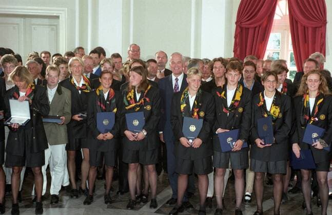 Bundesinnenminister Manfred Kanther (CDU, Mitte) verleiht das Silberne Lorbeerblatt an das deutsche Nationalteam, Europameister 1997, v.li.: Martina Voss, x, Doris Fitschen, Sandra Smisek, Pia Wunderlich, Torfrau Claudia von Lanken, Tina Wunderlich, Torfrau Katja Kraus (hint.), Ariane Hingst und Claudia Klein Fußball Damen Verleihung Silbernes Lorbeerblatt 1997, Preisverleihung, Auszeichnung, Sportlerauszeichnung Totale Bonn