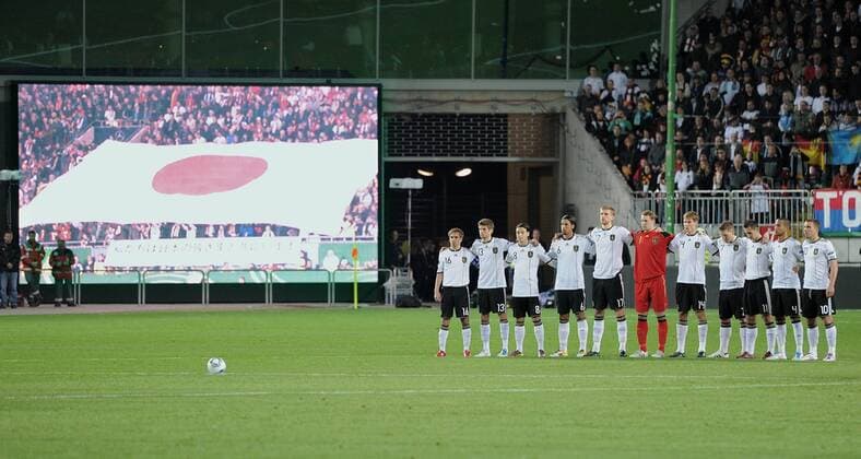 FUSSBALL INTERNATIONAL EM 2012-Qualifikation Gruppe A 26.03.2011 Deutschland Das deutsche Team umarmt sich bei einer Gedenkminute für die Opfer der Katastrophe in Japan: Philipp Lahm, Thomas MÜLLER, Mesut ÖZIL, Sami KHEDIRA, Per MERTESACKER, Manuel NEUER, Holger BADSTUBER, Bastian SCHWEINSTEIGER, Miroslav KLOSE, Dennis AOGO und Lukas PODOLSKI (v.li.) o0 Anteilnahme, Gedenken, Erdbeben Trauer Naturkatastrophe Schweigeminute Anteilnahme Tsunami