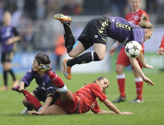 v.l.: Kozue Ando (FCR), Fatmire Bajramaj (Potsdam) und Alexandra Popp (oben, FCR), 1.FFC Turbine Potsdam - FCR Duisburg, Fußball, UEFA Women - Champions League, Halbfinale - Rückspiel, Saison 2010 2011, Potsdam, 17.04.2011,