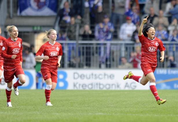 v.l.: Babett Peter, Tabea Kemme und Yuki Nafasato (Potsdam), Jubel, 1.FFC Turbine Potsdam - FCR Duisburg, Fußball, UEFA Women - Champions League, Halbfinale - Rückspiel, Saison 2010 2011, Potsdam, 17.04.2011,