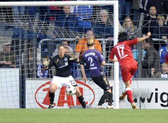 Yuki Nagasato (re., Potsdam) erzielt das Tor zum 1:0, Christian Bellinghoven (li., FCR), 1.FFC Turbine Potsdam - FCR Duisburg, Fußball, UEFA Women - Champions League, Halbfinale - Rückspiel, Saison 2010 2011, Potsdam, 17.04.2011,