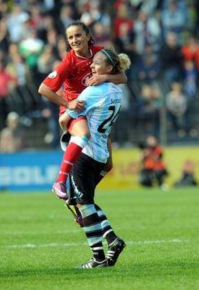 Fussball, Frauen, Saison 2010 2011, Champions League, Halbfinal-Rückspiel, 1. FFC Turbine Potsdam - FCR Duisburg, Schlussjubel Turbine Potsdam, Fatmire Bajramaj (o., Turbine Potsdam) und Anna Felicitas Sarholz, 17.04. 2011,
