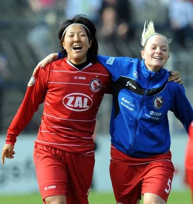 Fussball, Frauen, Saison 2010 2011, Champions League, Halbfinal-Rückspiel, 1. FFC Turbine Potsdam - FCR Duisburg, Schlussjubel Turbine Potsdam, Yuki Nagasato (l., Turbine Potsdam) und Daniela Löwenberg, 17.04. 2011,