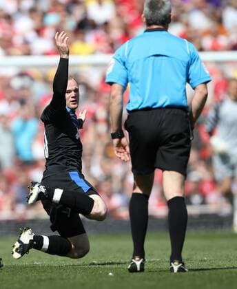 Manchester Uniteds Wayne Rooney appeals for a foul to referee Chris Foy before he even hits the ground Barclays Premier League, London, Arsenal FC (red) v Manchester United (black) 1st May, 2011 EDITORIAL USE ONLY. No use with unauthorised audio, video, data, fixture lists, club league logos or live services. Online in-match use limited to 120 images, no video emulation. No use in betting, games or single club league player publications. o0 Manu kurios Foulspiel, gefoult,