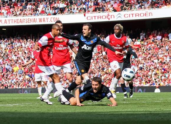 Manchester Uniteds Michael Owen gets brought down by Gael Clichy (L), Dimitar Berbatov of Manchester angry but no penalty is given Barclays Premier League, London, Arsenal FC (red) v Manchester United (black) 1st May, 2011 EDITORIAL USE ONLY. No use with unauthorised audio, video, data, fixture lists, club league logos or live services. Online in-match use limited to 120 images, no video emulation. No use in betting, games or single club league player publications. o0 Manu Foulspiel, gefoult,