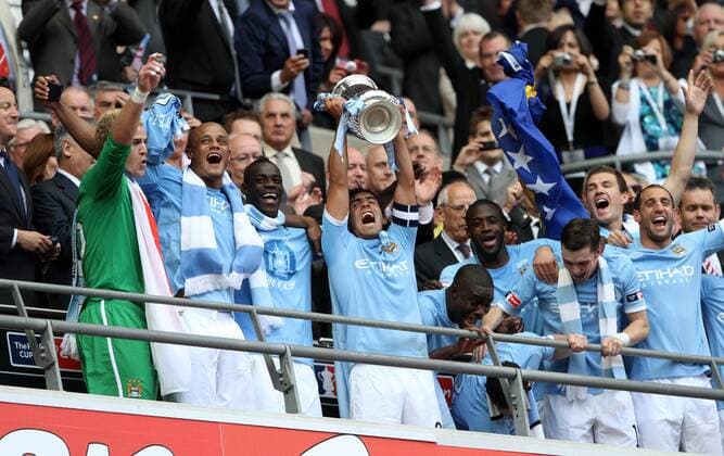 Manchester City celebrates with the trophy, (L-R) Joe Hart, Vincent Kompany, Mario Balotelli, Carlos Tevez, Micah Richards, Yaya Toure, Adam Johnson, Edin Dzeko and Pablo Zabaleta -- EON FA Cup Final Manchester City (blue) v Stoke City (red white) 14th May, 2011 EDITORIAL USE ONLY. No use with unauthorised audio, video, data, fixture lists, club league logos or live services. Online in-match use limited to 120 images, no video emulation. No use in betting, games or single club league player publications. o0 siegerehrung Pokal Objekte Totale