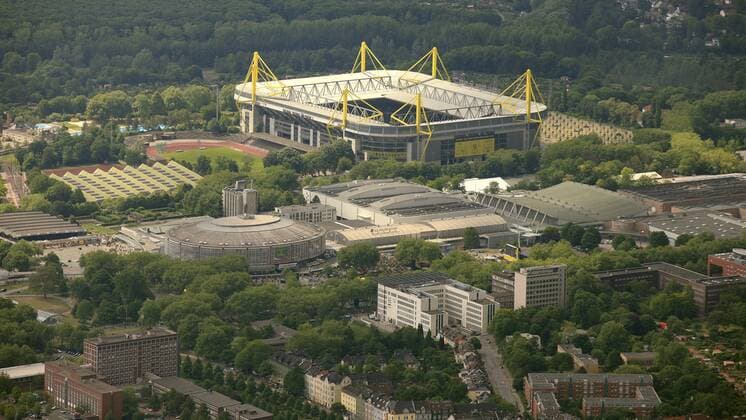 Signal Iduna Park - Luftbild, SignalIdunaArena, Westfalenstadion, BVB-Stadion, Die Mannschaft von Borussia Dortmund faehrt am Sonntag 15.05.11 in Dortmund waehrend eines Autokorsos auf der Meisterfeier von Borussia Dortmund im Meisterbus um den Borsigplatz. Am Sonntag faehrt die Dortmunder Mannschaft, die am Samstag 14.05.11 zum sie, Dortmund, Ruhrgebiet, Nordrhein-Westfalen, Germany, Europa !ACHTUNGxMINDESTHONORARx60xEURO! o0 Sportstätte Stadion Totale Stadt Stadtbild Umgebung Stadionumgebung