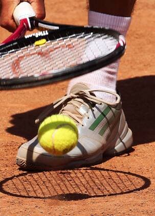 TENNIS - ATP, French Open 2011, Vorschau PARIS,FRANKREICH,19.MAI.11 - TENNIS - ATP Tennis Herren World Tour, Grand Slam, Roland Garros, French Open, Vorberichte, Training. Bild zeigt ein Feature mit einem Ball und einem Schlaeger. o0 Tennisschläger Racket Ball, Bälle, Spielgerät, Sportgerät, Equipment Objekte