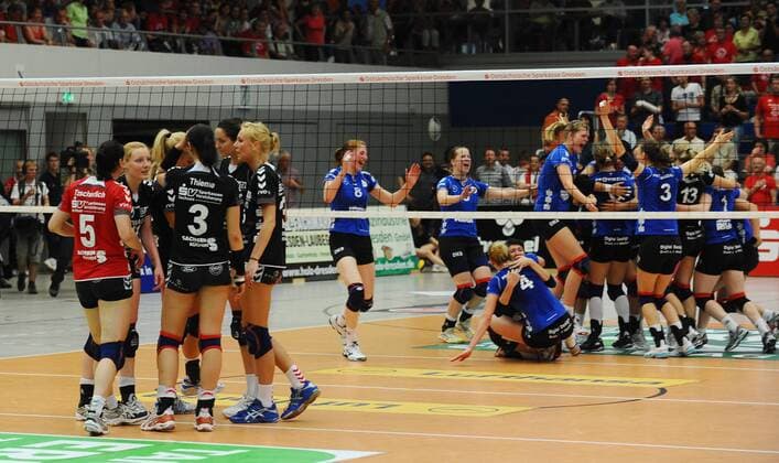 Dresden (links) ist geschlagen, rechts jubelt Schwerin, Dresdner SC gegen Schweriner SC, Volleyball, 1. Bundesliga Frauen, der Dresdner SC verliert das Finale um die deutsche Meisterschaft, Play-off-Finale Play-off Finale, Margon-Arena Dresden Bodenbacher Straße, DSC, Saison 2010 2011, o0 Jubel Freude Freud und Leid enttäuscht Meister Feier Meisterfeier
