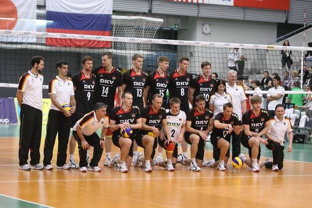 Die deutsche Nationalmannschaft bei ihrem Auftritt in Friedrichshafen, hi.: Stefan Hübner (9), Robert Kromm (14), Christian Dünnes (13), Max Günthör (15), Marcus Böhme (8), Jochen Schöps (10); vorn v.li.: Bundestrainer Raul Lozano, Denys Kaliberda, Marcus Popp, Markus Steuerwald (2), Simon Tischer (4), Patrick Steuerwald (17), Sebastian Schwarz (3) ---Volleyball, FIVB World League 2011, Länderspiel, Spiel 1, 11.06.11