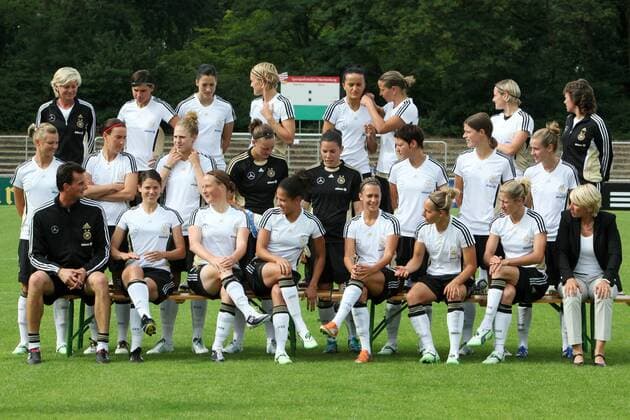 12.06.2010, Frauenfußball-Nationalmannschaft, Mannschaftsfoto Kader für WM 2011. Hintere Reihe (von links): Trainerin Silvia Neid, Ariane Hingst, Verena Faißt, Saskia Bartusiak, Lira Bajramaj, Inka Grings, Martina Müller, Assistenz-Trainerin Ulrike Ballweg; Mittlere Reihe (von links): Alexandra Popp, Birgit Prinz, Kim Kulig, Almuth Schult, Ursula Holl, Nadine Angerer, Linda Bresonik, Kerstin Garefrekes, Simone Laudehr; Vordere Reihe (von links): Torwart-Trainer Michael Fuchs, Annike Krahn, Melanie Behringer, Celia Okoyino da Mbabi, Lena Goeßling, Babett Peter, Bianca Schmidt, Managerin Doris Fitschen.