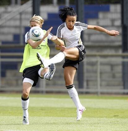 Fatmire Bajramaj, Deutschland, rechts, links Saskia Bartusiak, Zweikampf, Kampf, Dribbling, aktion, hoch Deutsche Nationalmannschaft, Frauen, WM 2011, FIFA world cup women 2011, Training Berlin, 21.6.2011, Hertha BSC-Amateurstadion