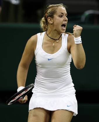 Wimbledon Championships 2011, AELTC, London, ITF Grand Slam Tennis Tournament, Sabine Lisicki (GER) macht die Faust und jubelt,Jubel,Emotion, Einzelbild,Aktion Halbkörper, Hochformat,