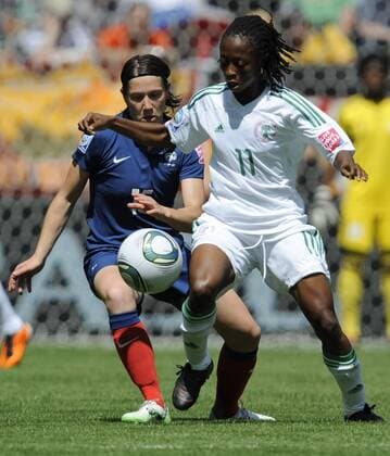 26.06.2011, Rhein-Neckar-Arena, Sinsheim, GER, FIFA Women s Worldcup 2011, Gruppe A, Nigeria (NGA) vs. France (FRA), im Bild Elise BUSSAGLIA ( 15 FRA ) im Zweikampf mit Glory IROKA ( 11 NGA ) during the FIFA Women s Worldcup 2011, Pool A, Nigeria vs France on 2011 06 26, Rhein-Neckar-Arena, Sinsheim, Germany. GER, FIFA Women s Worldcup 2011, Nigeria vs France