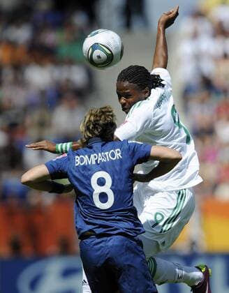26.06.2011, Rhein-Neckar-Arena, Sinsheim, GER, FIFA Women s Worldcup 2011, Gruppe A, Nigeria (NGA) vs. France (FRA), im Bild Sonia BOMPASTOR ( 8 FRA ) im Kopfballduell mit Desire OPARANOZIE ( 9 NGA ) during the FIFA Women s Worldcup 2011, Pool A, Nigeria vs France on 2011 06 26, Rhein-Neckar-Arena, Sinsheim, Germany. GER, FIFA Women s Worldcup 2011, Nigeria vs France