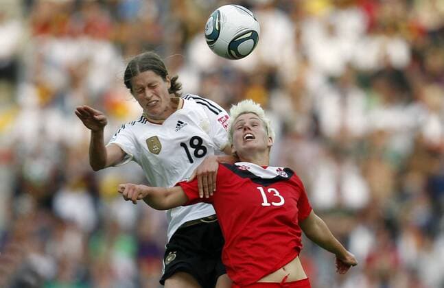Kerstin Garefrekes, GER, links, rechts Sophie Schmidt, Kanada, beim Kopfballduell, Kopfball, Duell, Kampf, Zweikampf, quer Deutschland-Kanada, Germay vs Canada, FIFA Womens World Cup 2011, WM, FIFA Frauen-Weltmeisterschaft 2011, Eröffnungsspiel, Spiel Nr. 1 Berlin, 26.6.2011, Olympiastadion DFB