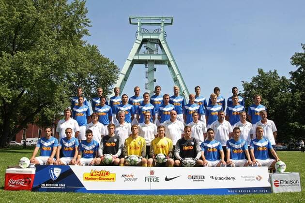 28-06-2011 , Fussball , 2. Bundesliga , Saison 2011-2012 , Offizieller Mannschaftsfoto-Termin des VFL BOCHUM , Hinten von links: Jonas Acquistapace , Holmar Örn Eyjolfsson , Christoph Kramer , Lukas Sinkiewicz , Christoph Dabrowski , Kevin Vogt , Patrick Fabian , Daniel Ginczek , Mirkan Aydin. 3. Reihe von links: Denis Berger , Giovanni Federico , Anthar Yahia , Marcel Maltritz , Faton Toski , Andreas Johansson , Björn Kopplin , Zlatko Dedic , Paul Freier. 2. Reihe von links: Physiotherapeut Jürgen Dolls , Physiotherapeut Sascha Zivanovic , Physiotherapeut Frank Zöllner , Zeugwart Andreas Pahl , Zeugwart Benedikt Dreßelhaus , Fitnesstrainer Stefan Bienioßek , Torwarttrainer Peter Greiber , Co-Trainer Christoph John , Cheftrainer Friedhelm Funkel. Vorne von links: Matias Concha , Mimoun Azaouagh , Enes Uzun , Torwart Jonas Ermes , Torwart Andreas Luthe , Torwart Michael Esser , Torwart Philipp Heerwagen , Oguzhan Kefkir